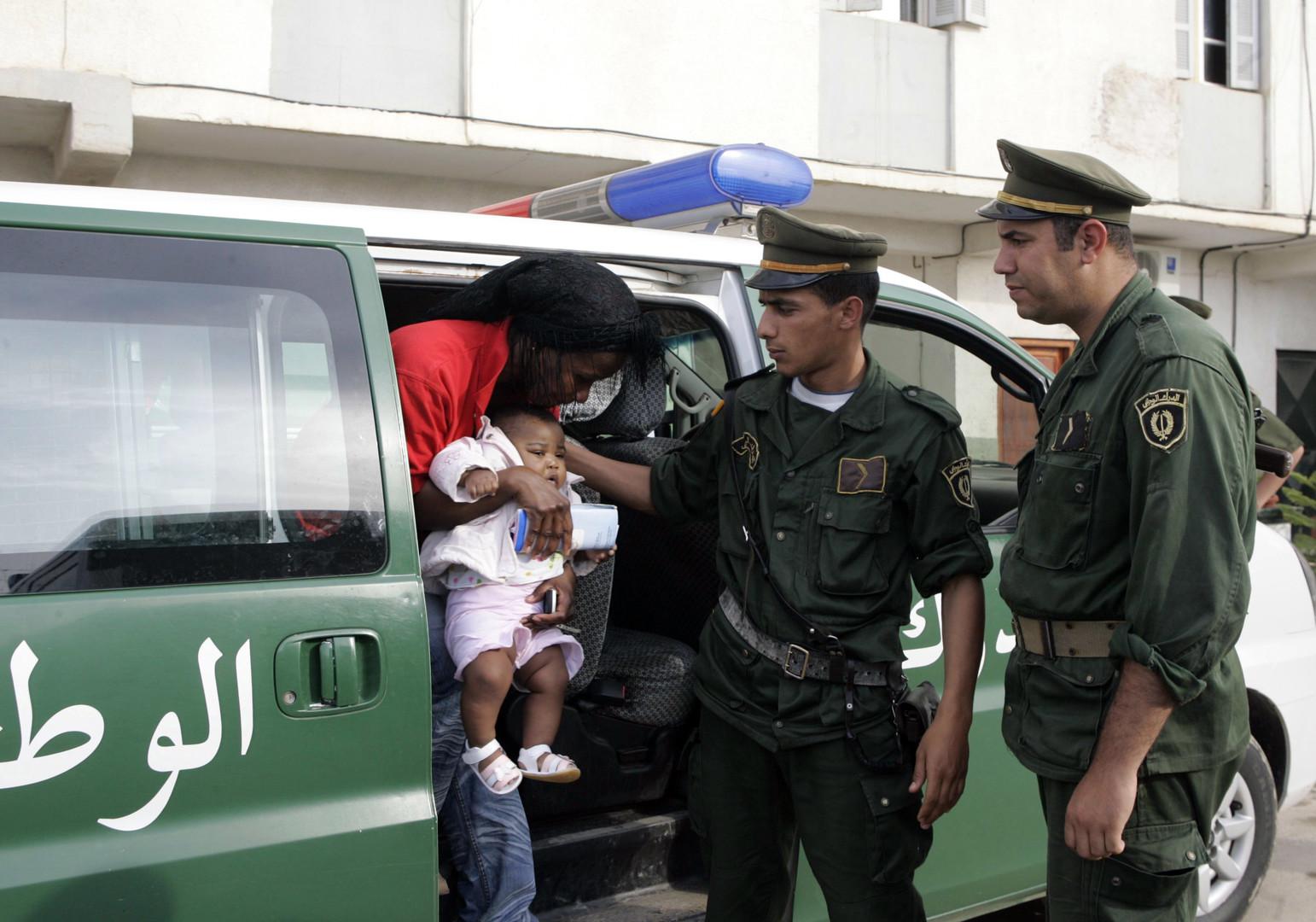 الدرك الجزائري يحتجز مئات المهاجرين الافارقة