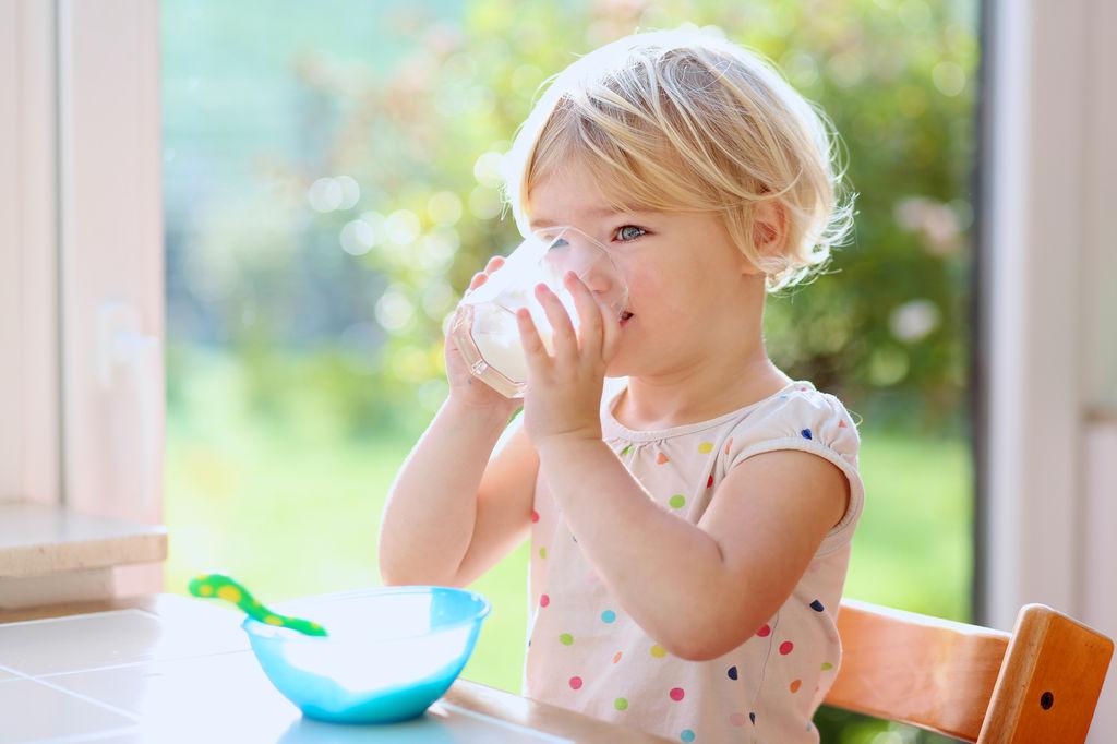 طفل يشرب الحليب
