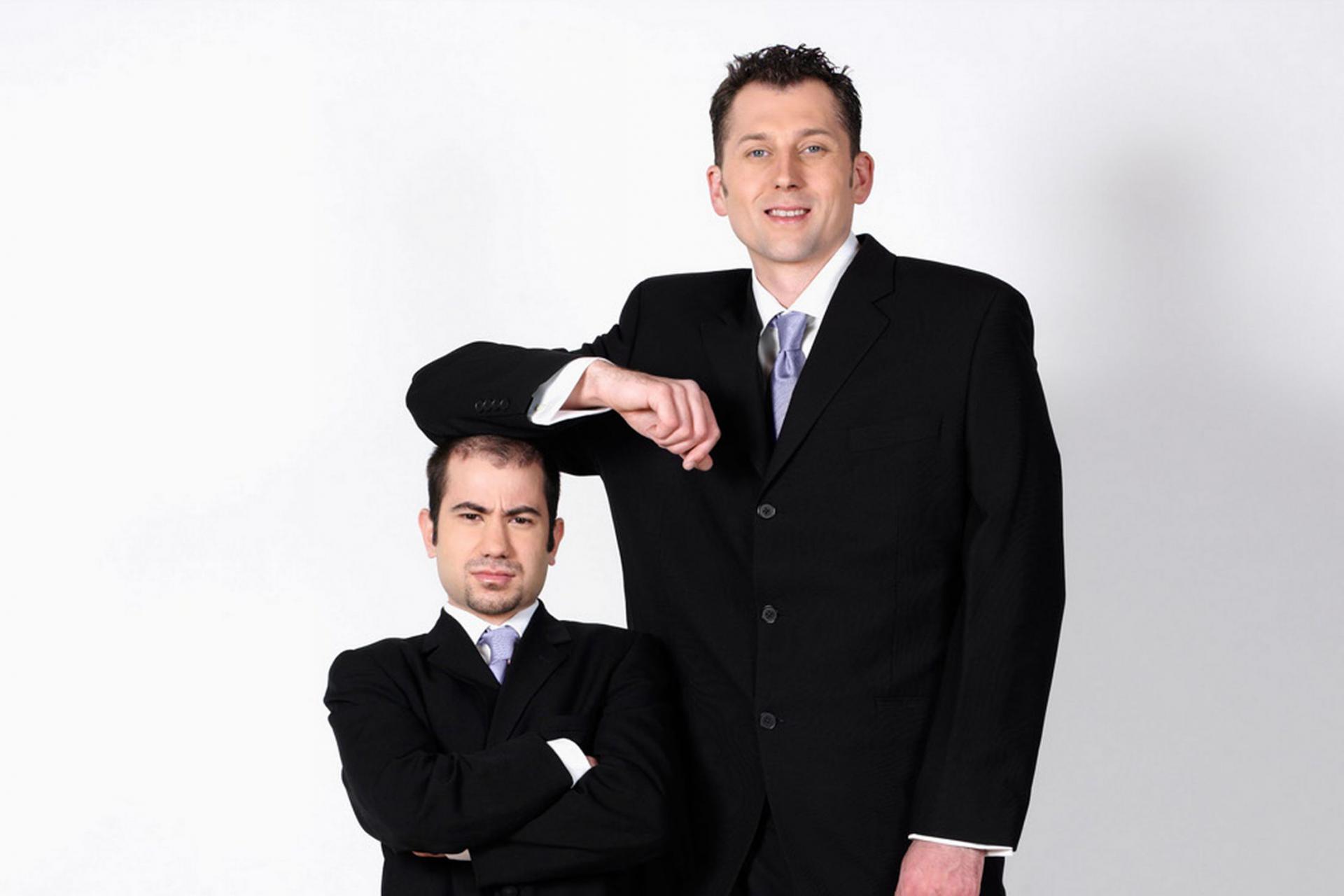 رجل طويل يضع مرفقه على رأس رجل قصير