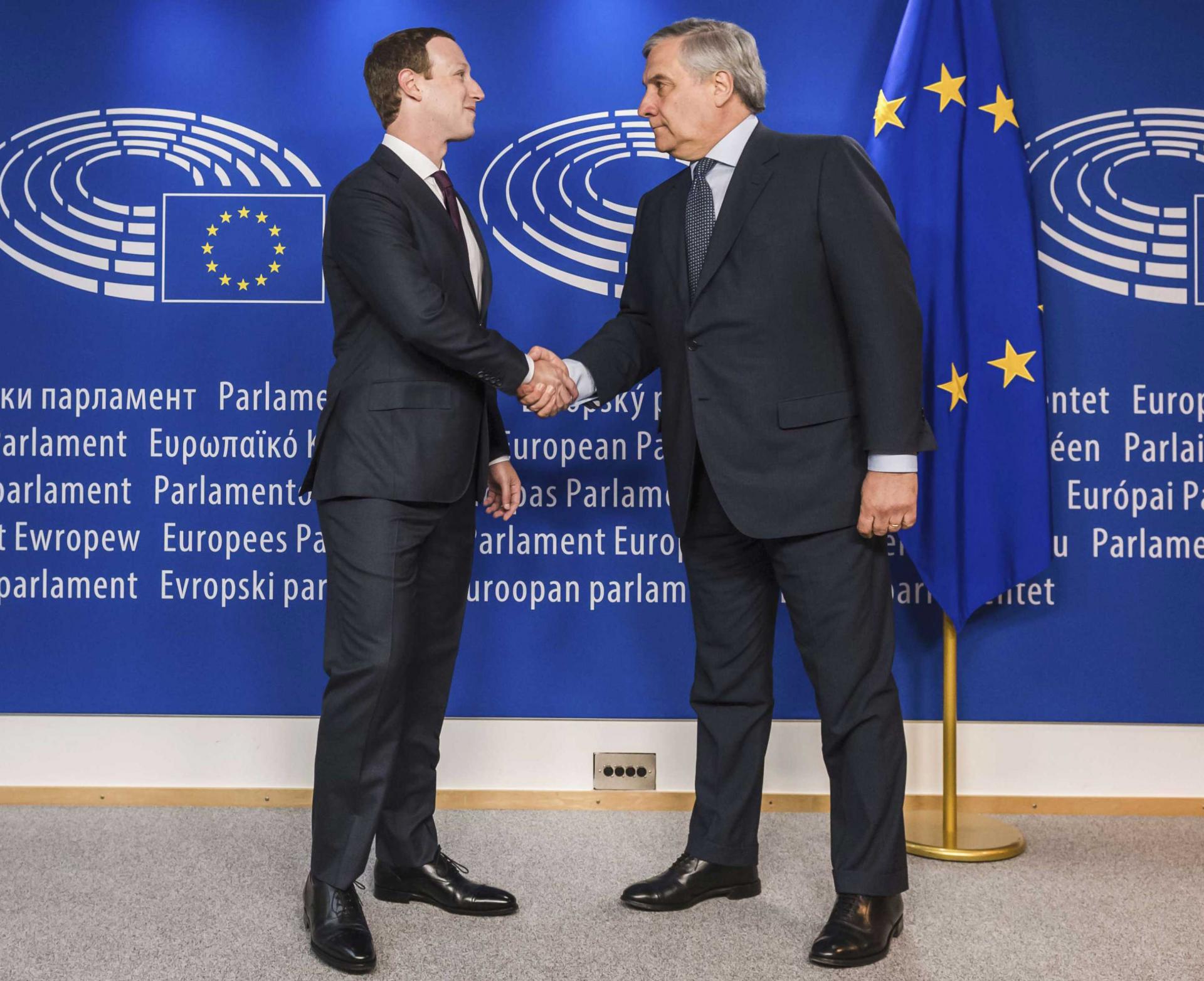 مارك زوكربرغ يصافح رئيس البرلمان الاوروبي