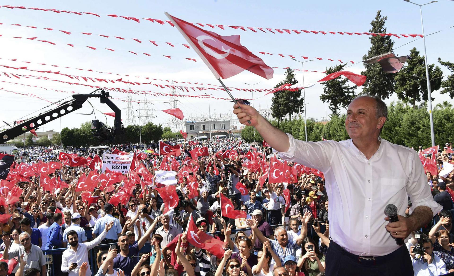 محرم انجيه رئيس الحزب الجمهوري في تركيا يلوح بعلم لمناصريه