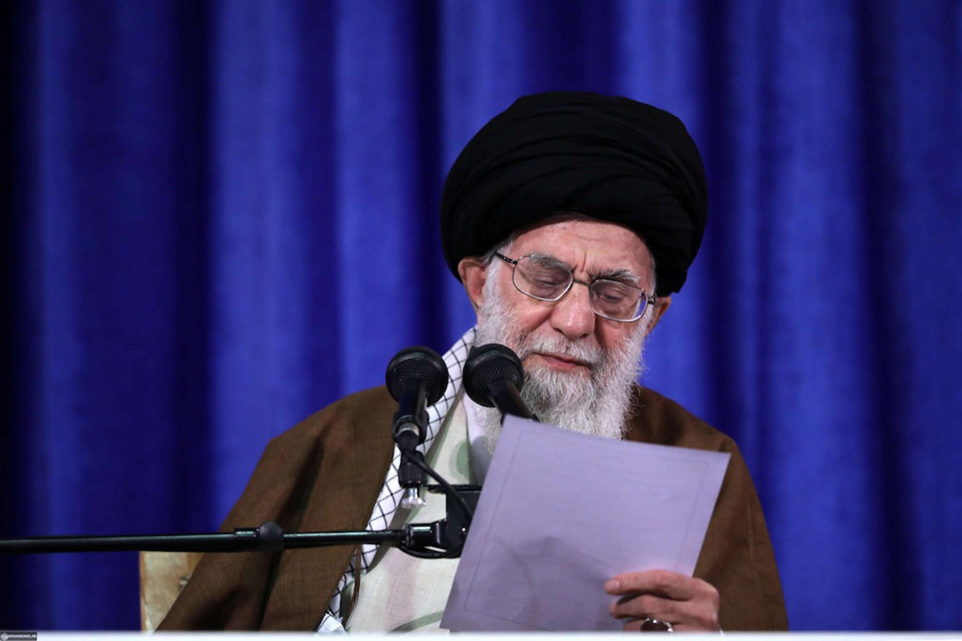 الزعيم الإيراني خامنئي يقرأ رده على انسحاب الولايات المتحدة من الاتفاق النووي
