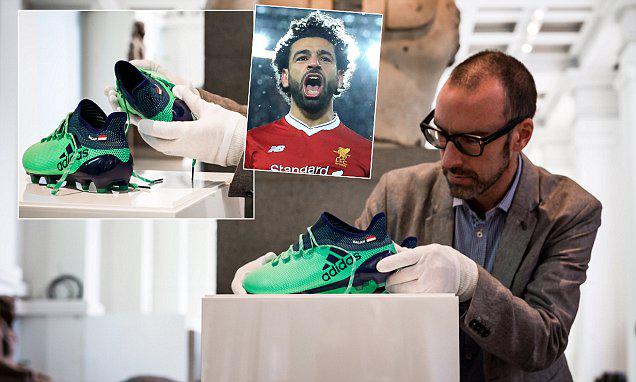عامل بالمتحف البريطاني يضع حذاء محمد صلاح في مكانه