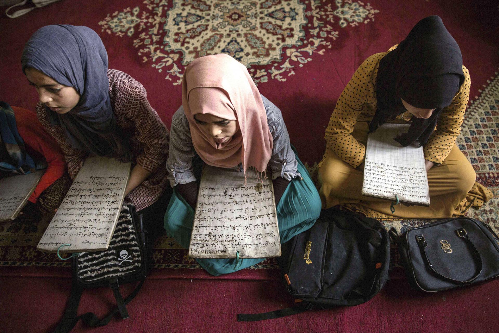 صبيات مغربيات يتعلمن تجويد القرآن في مسجد خلال شهر رمضان