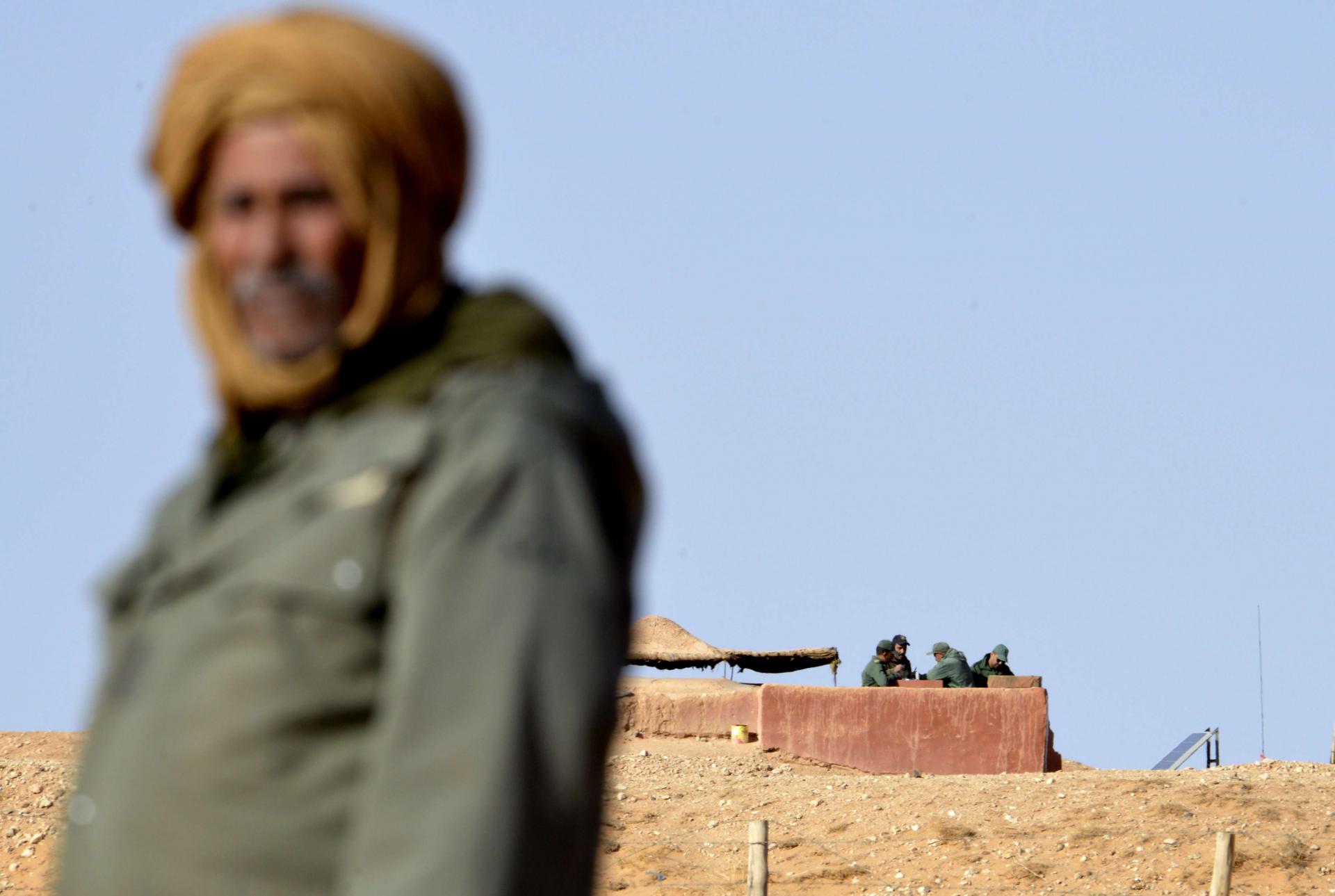 صحراوي يقف قريبا من نقطة مراقبة مغربية في المنطقة العازلة