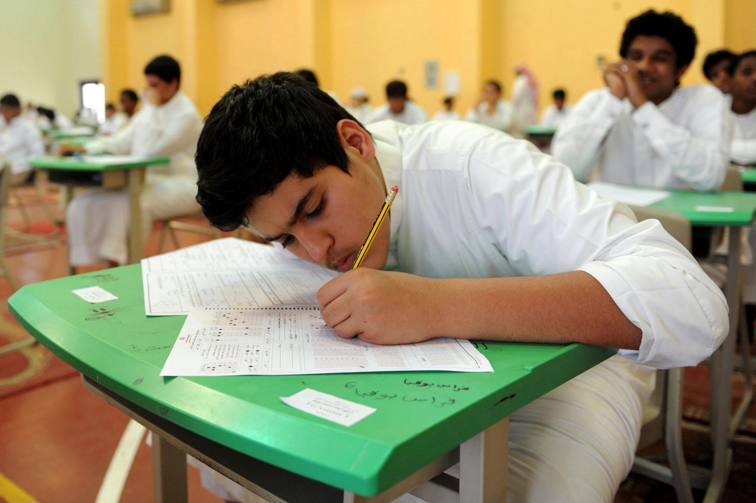 تلميذ سعودي يؤدي امتحانا في مدرسة في جدة
