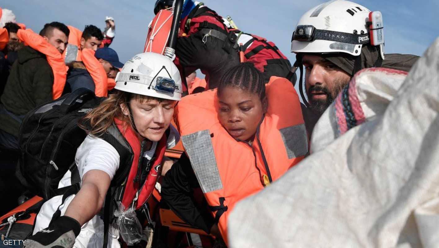 مهاجرون تم انقاذهم لايزالون عالقين على متن سفينة انقاذ