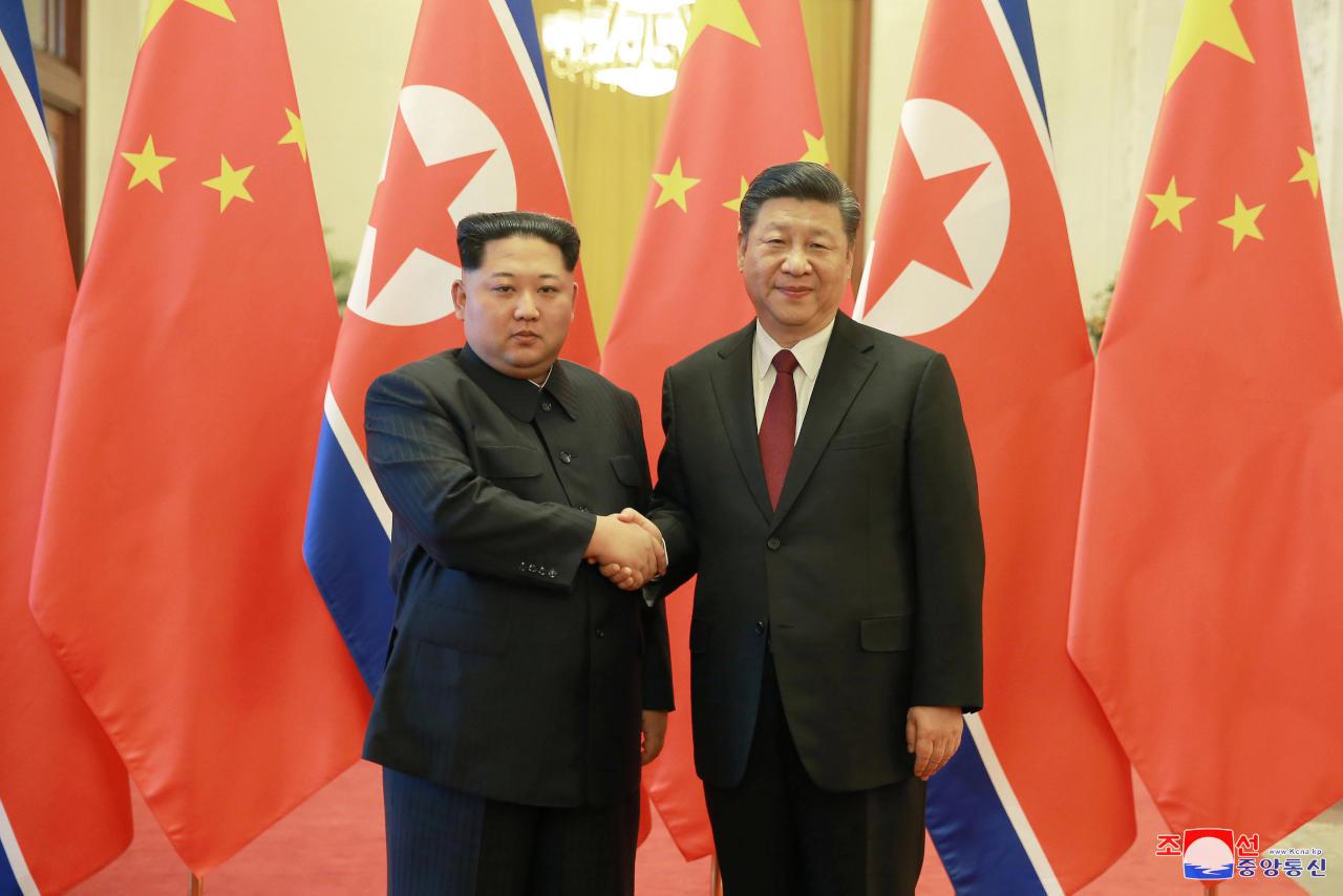 الرئيس الصيني شي جينبينغ وزعيم كوريا الشمالية كيم جونغ اون