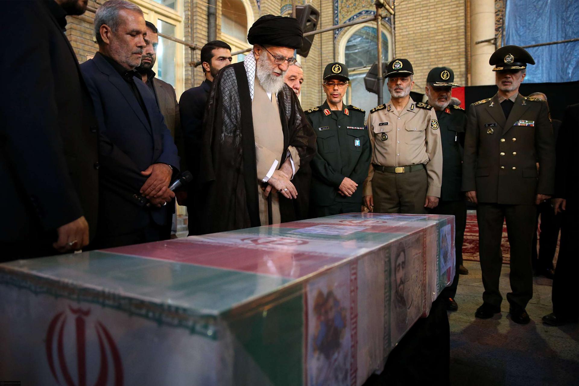 خامنئي امام صندوق أحد الجنرالات الإيرانية