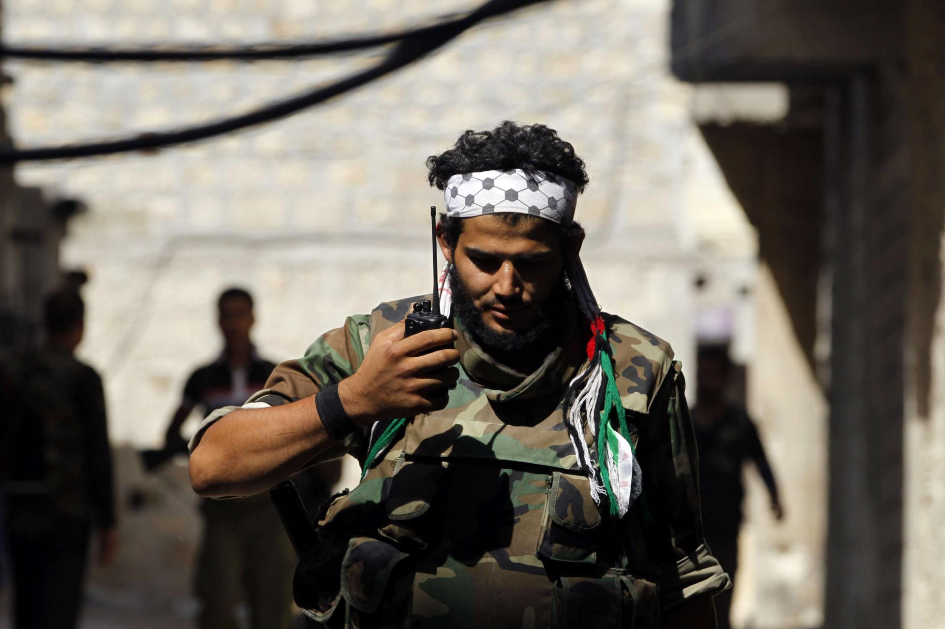 مقاتل من المعارضة