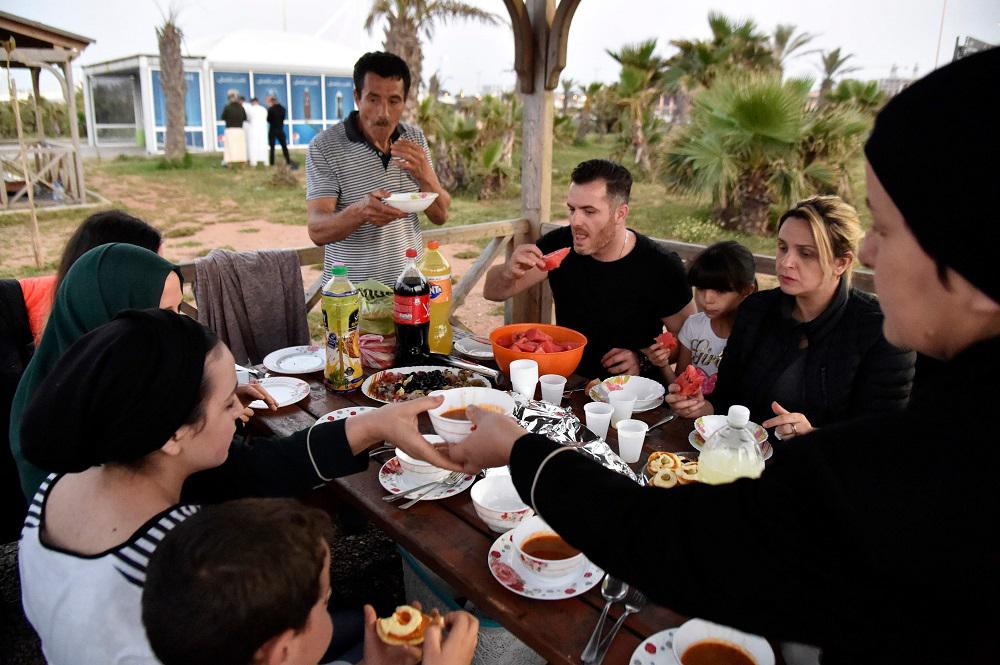 الجزائريون يكسرون الرتابة بالإفطار على الشاطئ