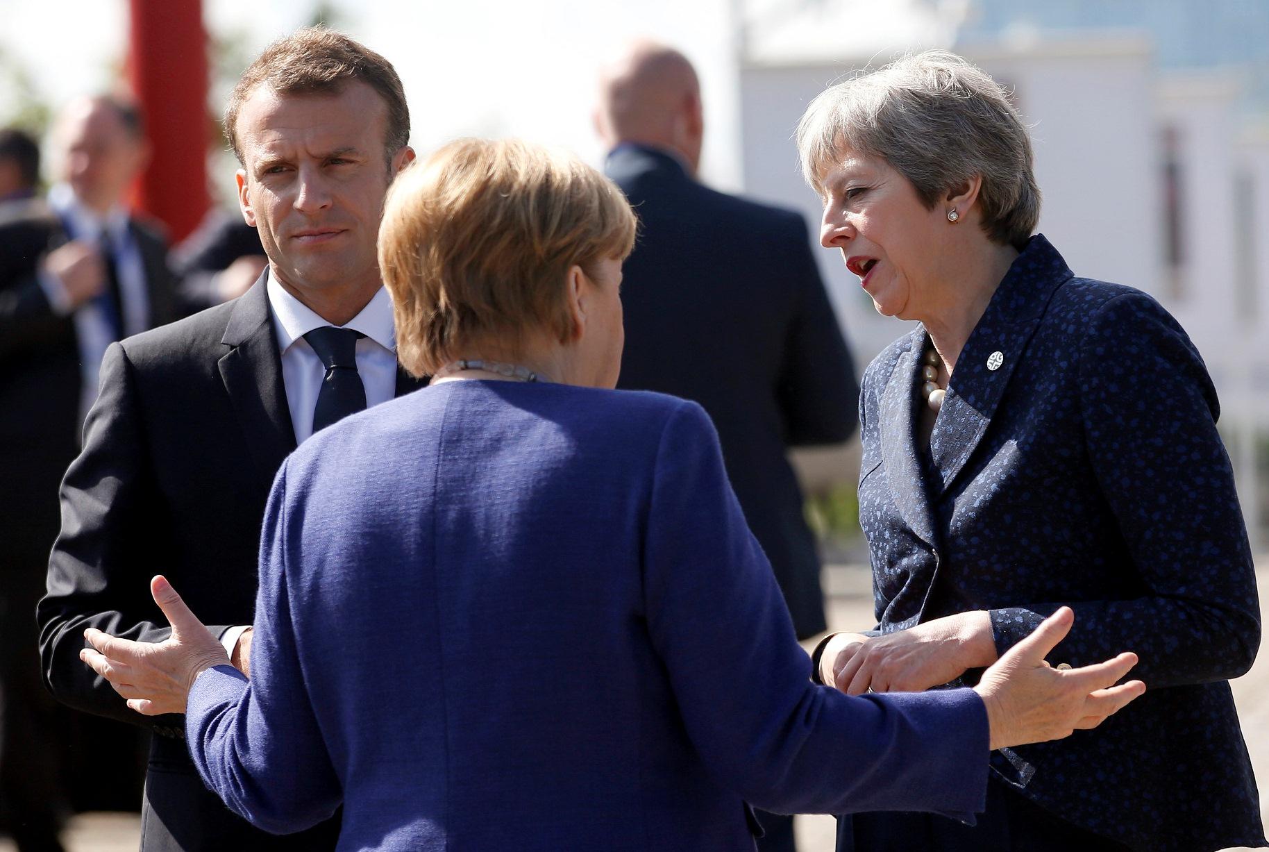 انغيلا ميركل وامانويل ماكرون وتيريزا ماي