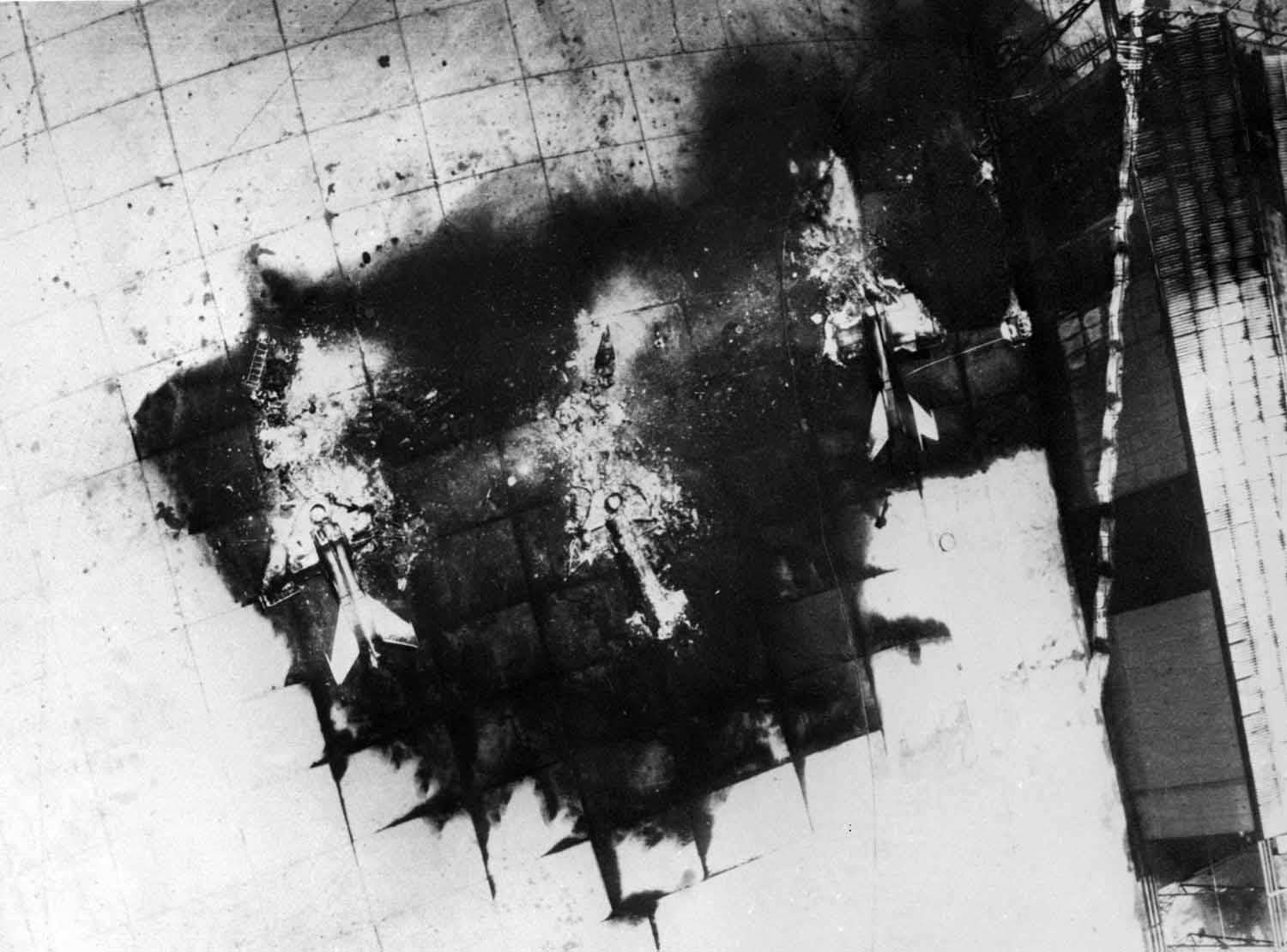 طائرات مصرية مدمرة بعد هجوم جوي إسرائيلي عام 1967
