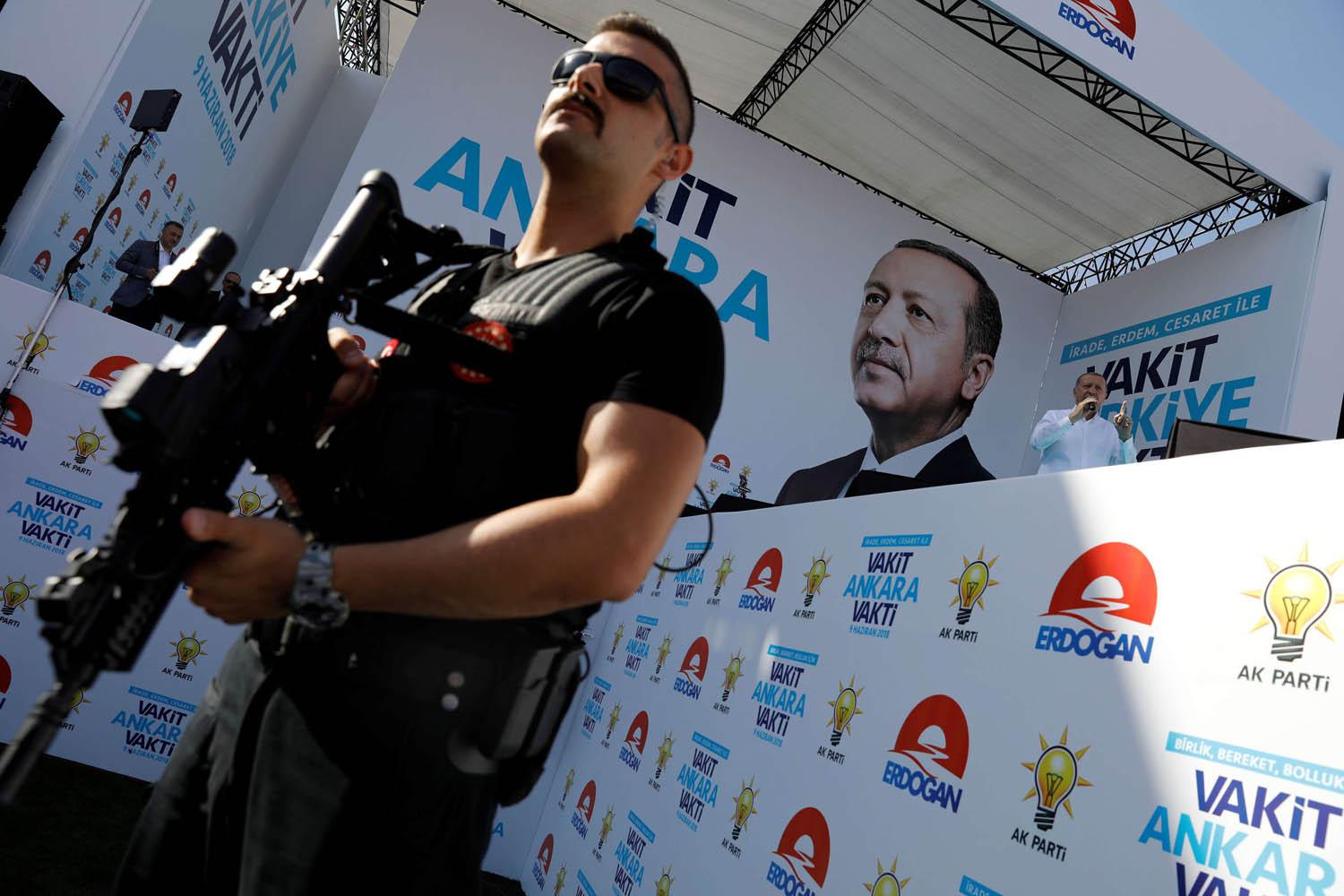 أردوغان يتحدث خلال جولة انتخابية