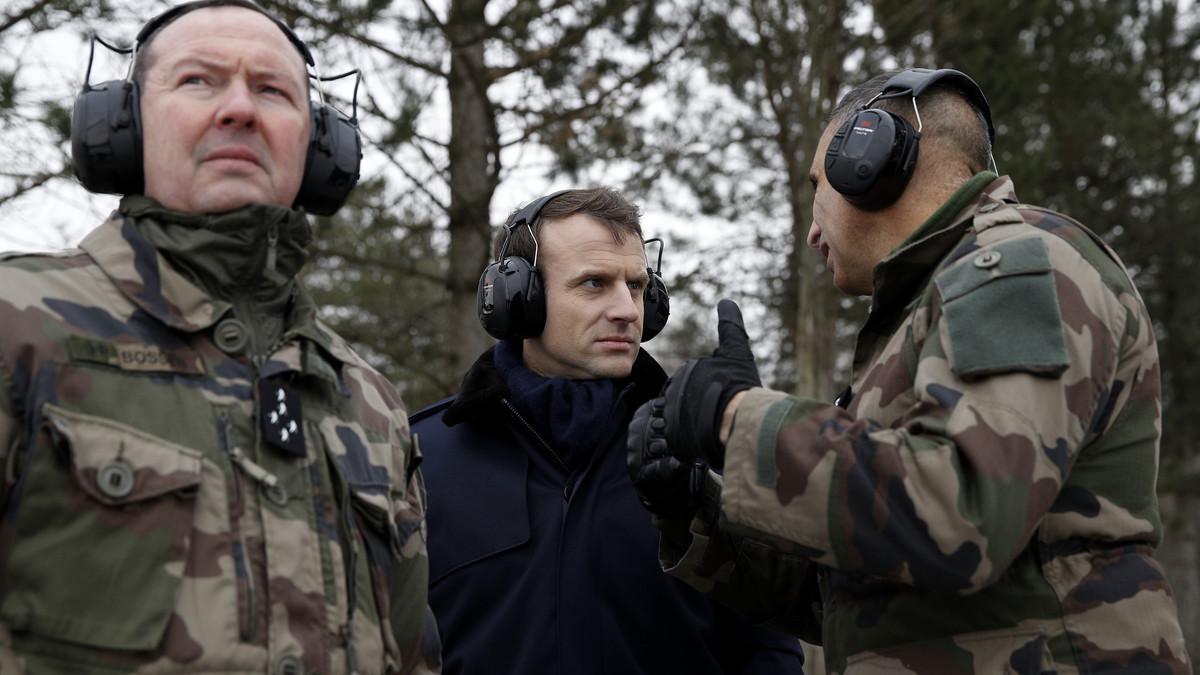الرئيس الفرنسي امانويل ماكرون يتوسط عسكريين