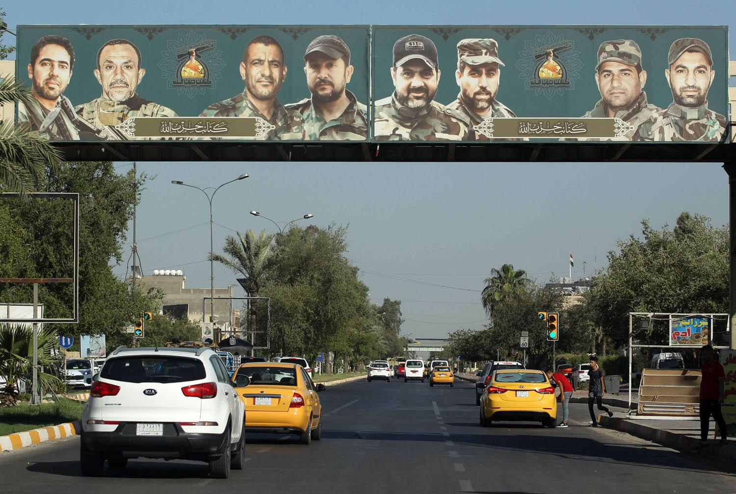 لافتة لحزب الله التابع لإيران في شارع فلسطين في بغداد