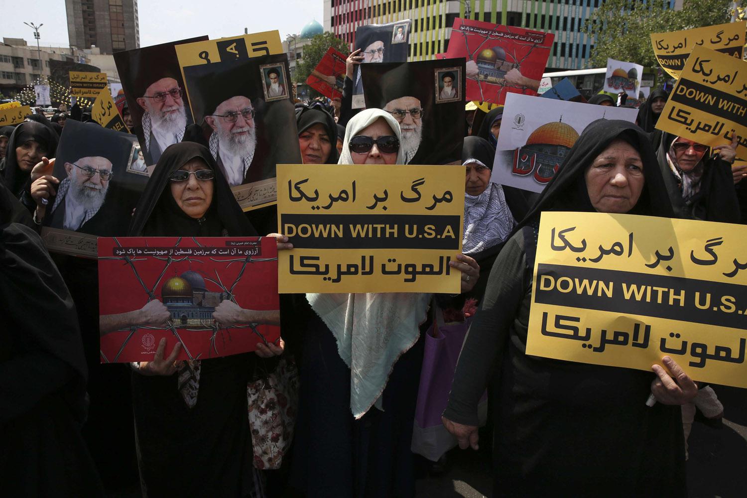 متظاهرون إيرانيون يرفعون شعارات معادية لأميركا وإسرائيل