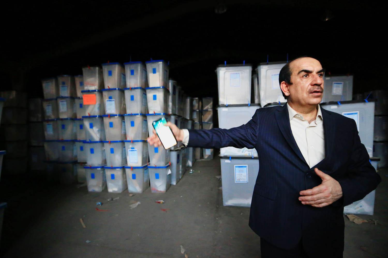 رياض البدران رئيس مفوضية الانتخابات العراقية مع صناديق نجت من حريق في بغداد