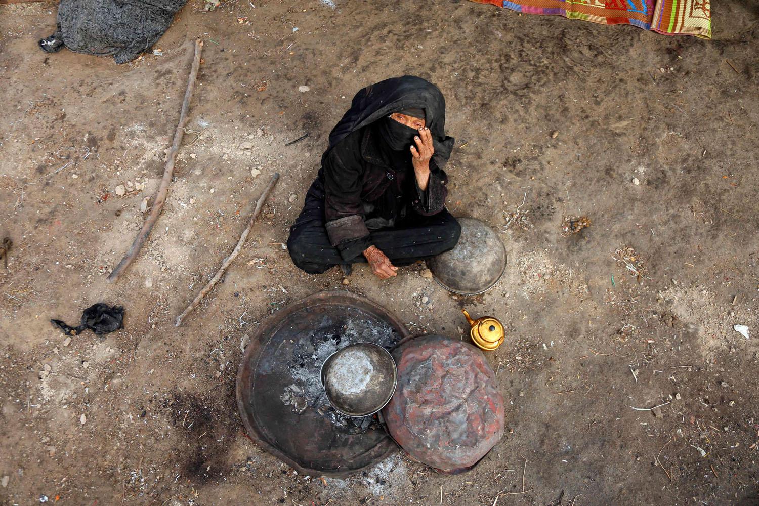 عراقية تعيش على مكب زبالة في مدينة الديوانية بلا ماء ولا كهرباء
