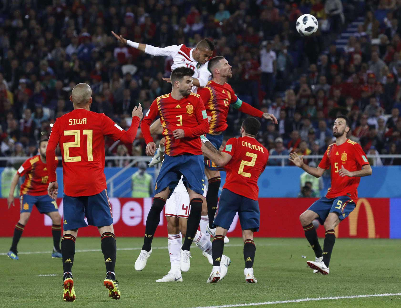 منتخب اسبانيا اثناء اجتيازه بصعوبة الاختبار المغربي في المونديال