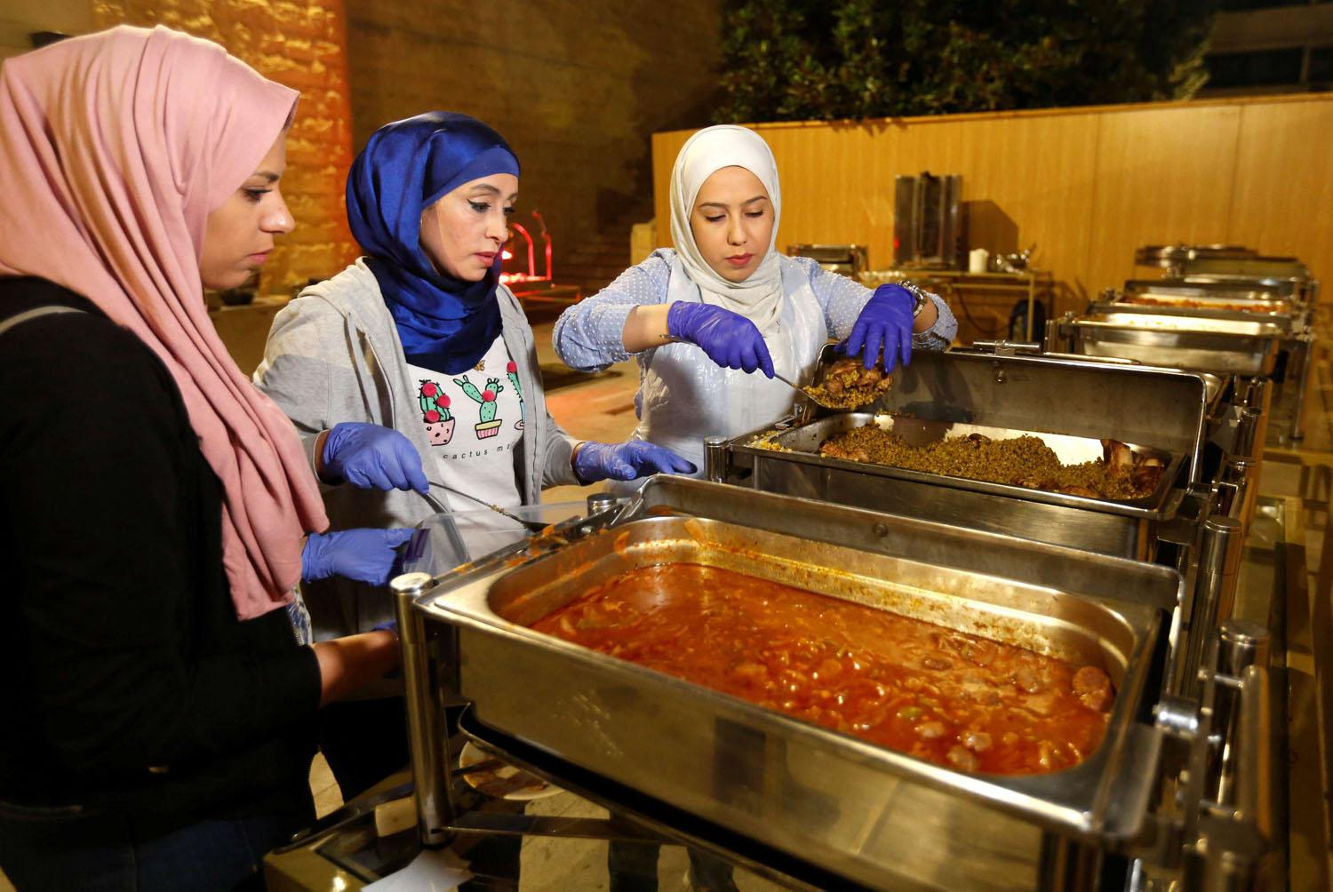 متطوعات أردنيات يقدمن وجبات للفقراء في عمان