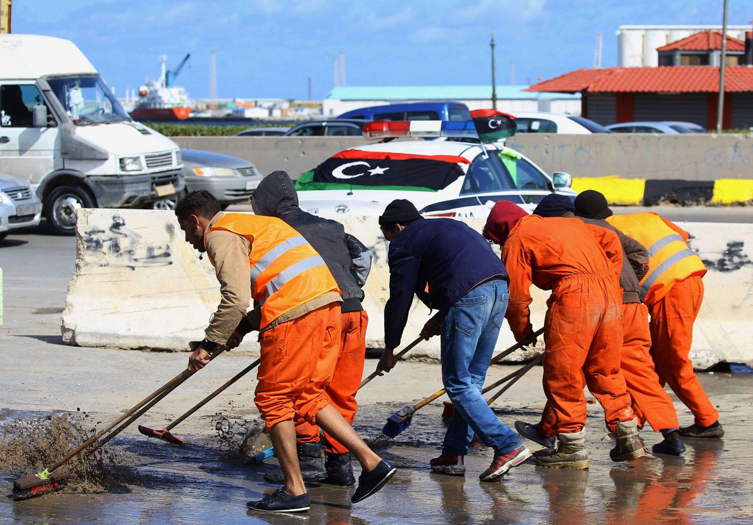 عمال نظافة يشتغلون في ساحة وسط طرابلس