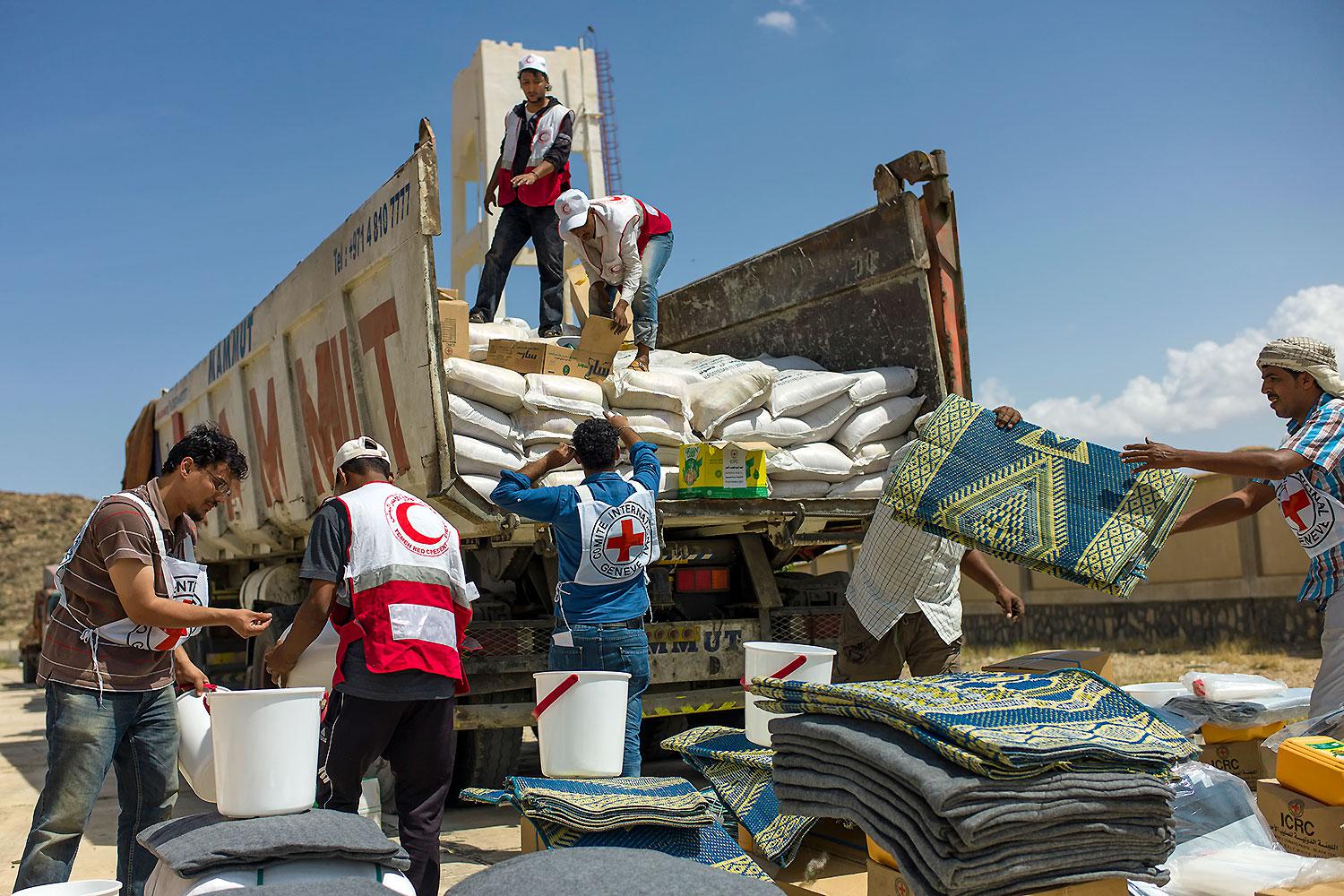 الصليب الأحمر ينقل أكثر من نصف موظفيه خارج اليمن
