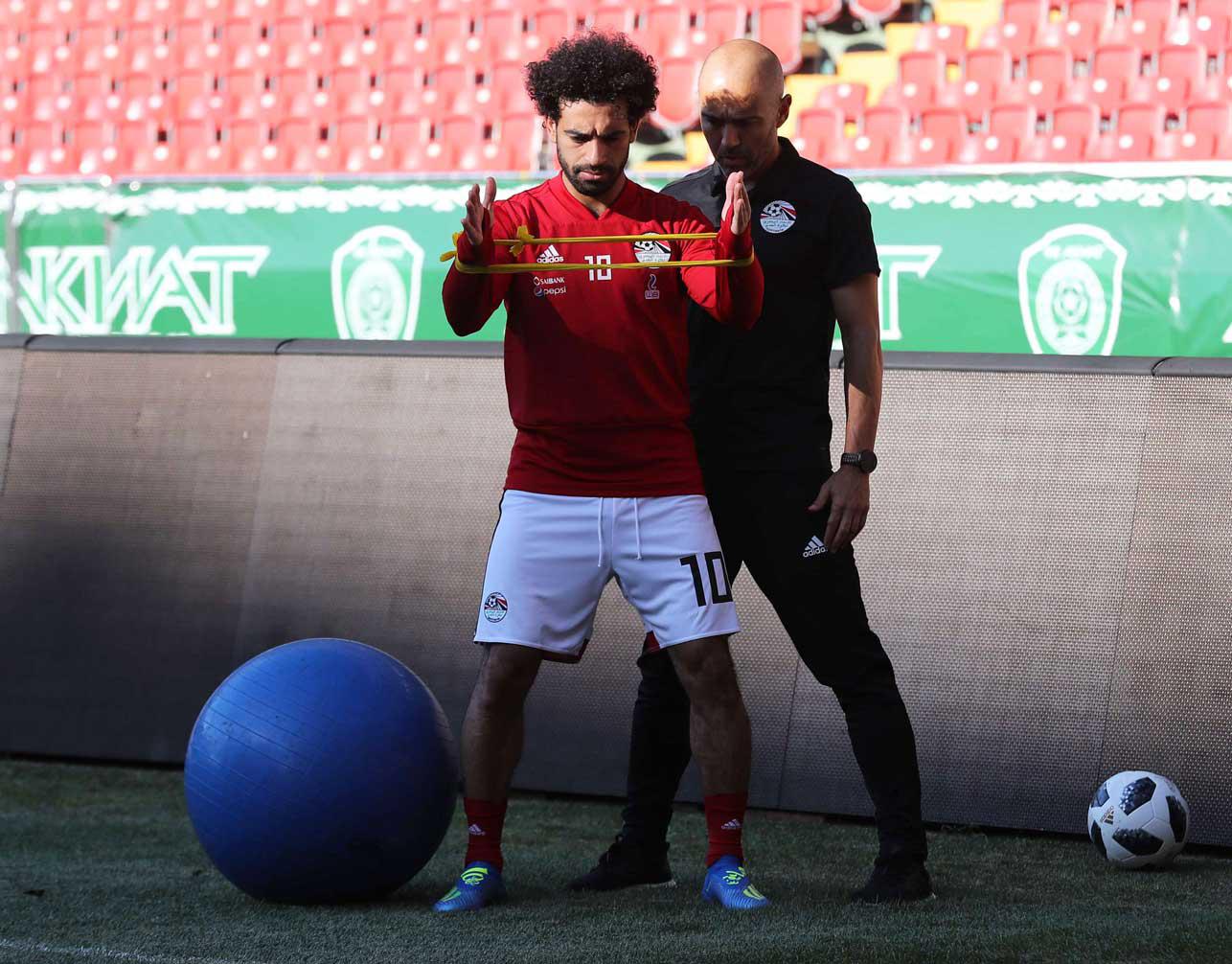 المصري محمد صلاح (إلى اليسار) يحضر دورة تدريبية في ملعب أخمات أرينا في غروزني