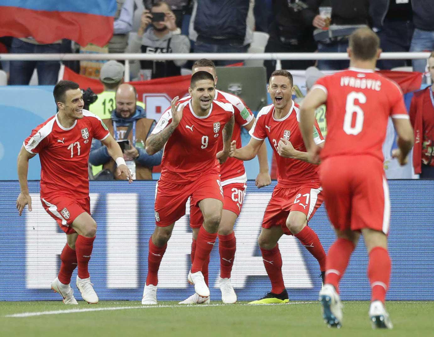 لاعبو منتخب سويسرا يحتفلون بفوز مستحق