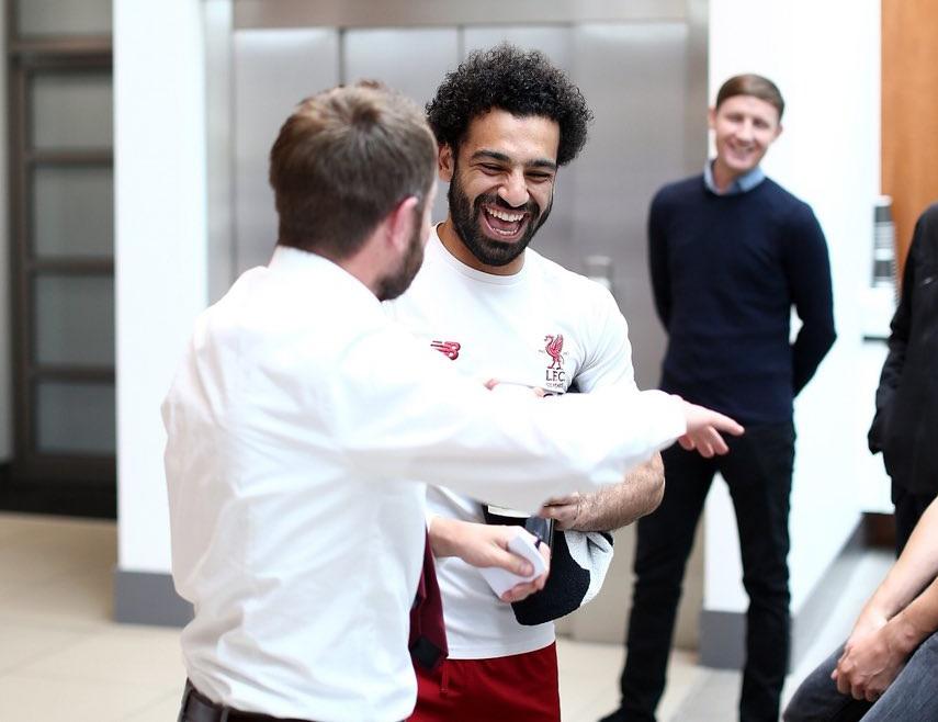 محمد صلاح ضاحكا