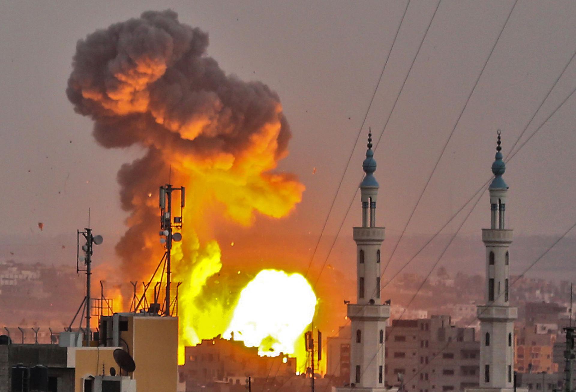 غارات جوية وقصف مدفعي اسرائيلي مكثف على غزة
