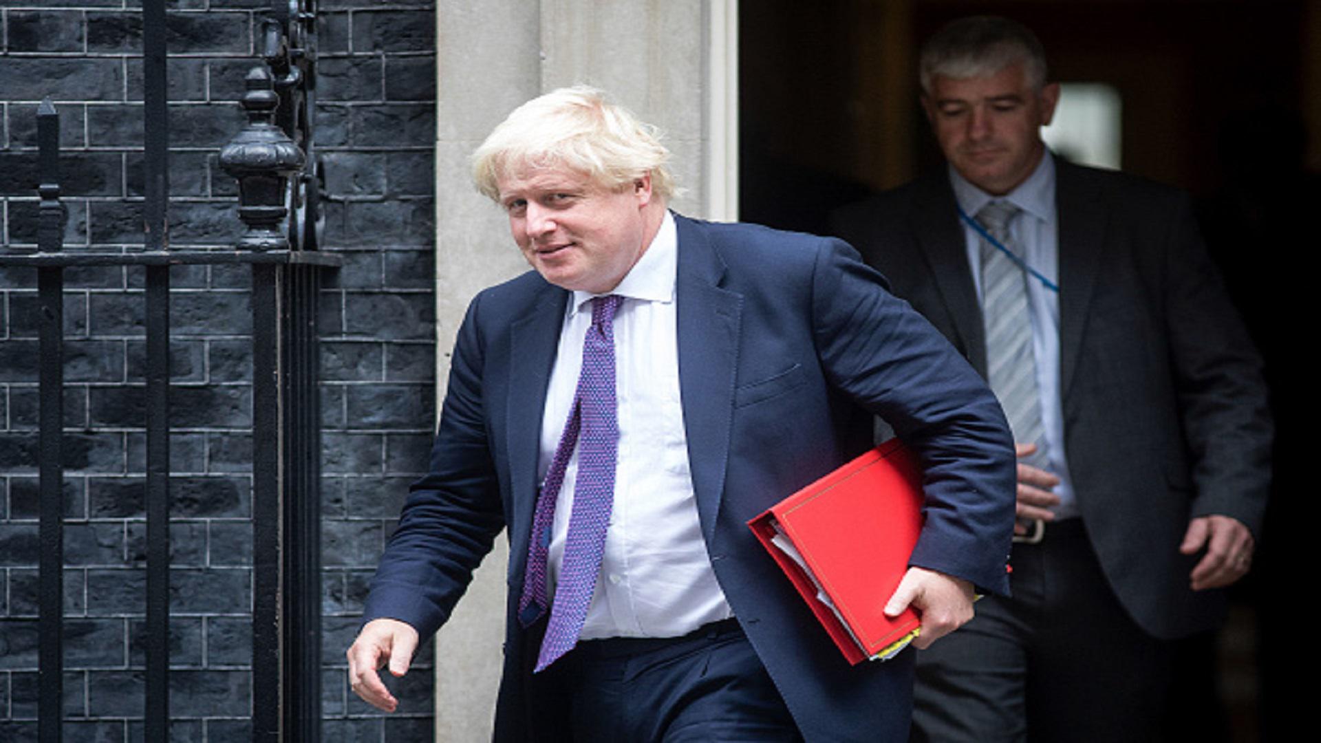 وزير الخارجية البريطاني المستقيل بوريس جونسون يغادر 10 داونينغ ستريت