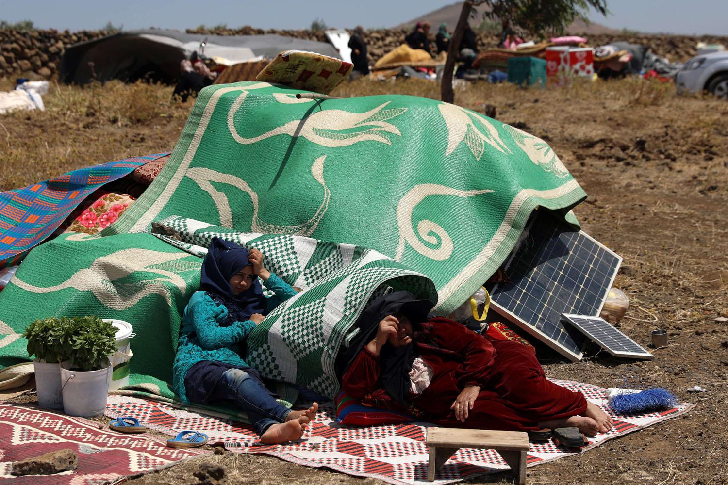 سوريون مشردون بالقرب من الحدود مع الجولان المحتل