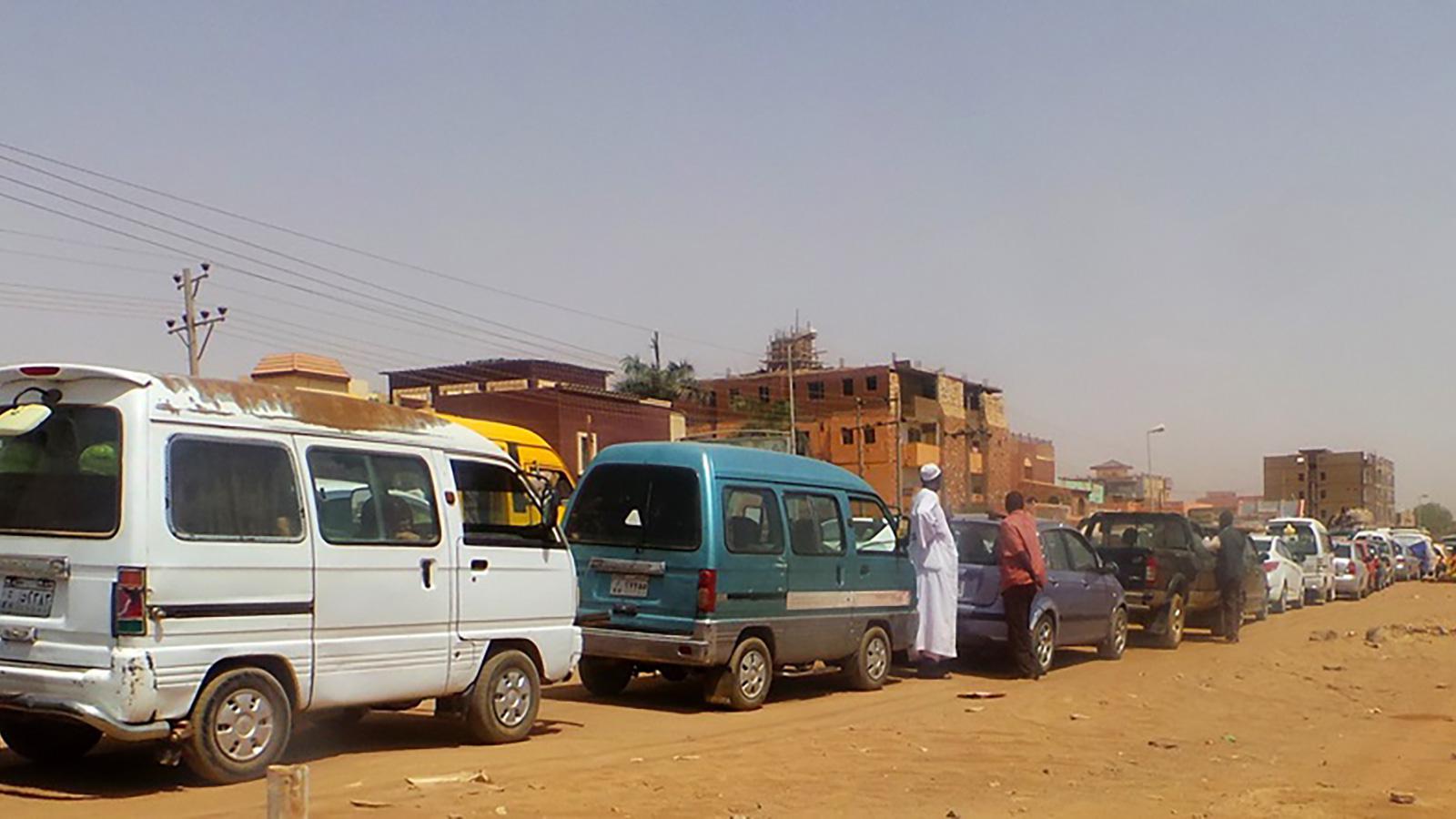 طوابير طويلة أمام محطات التزود بالوقود