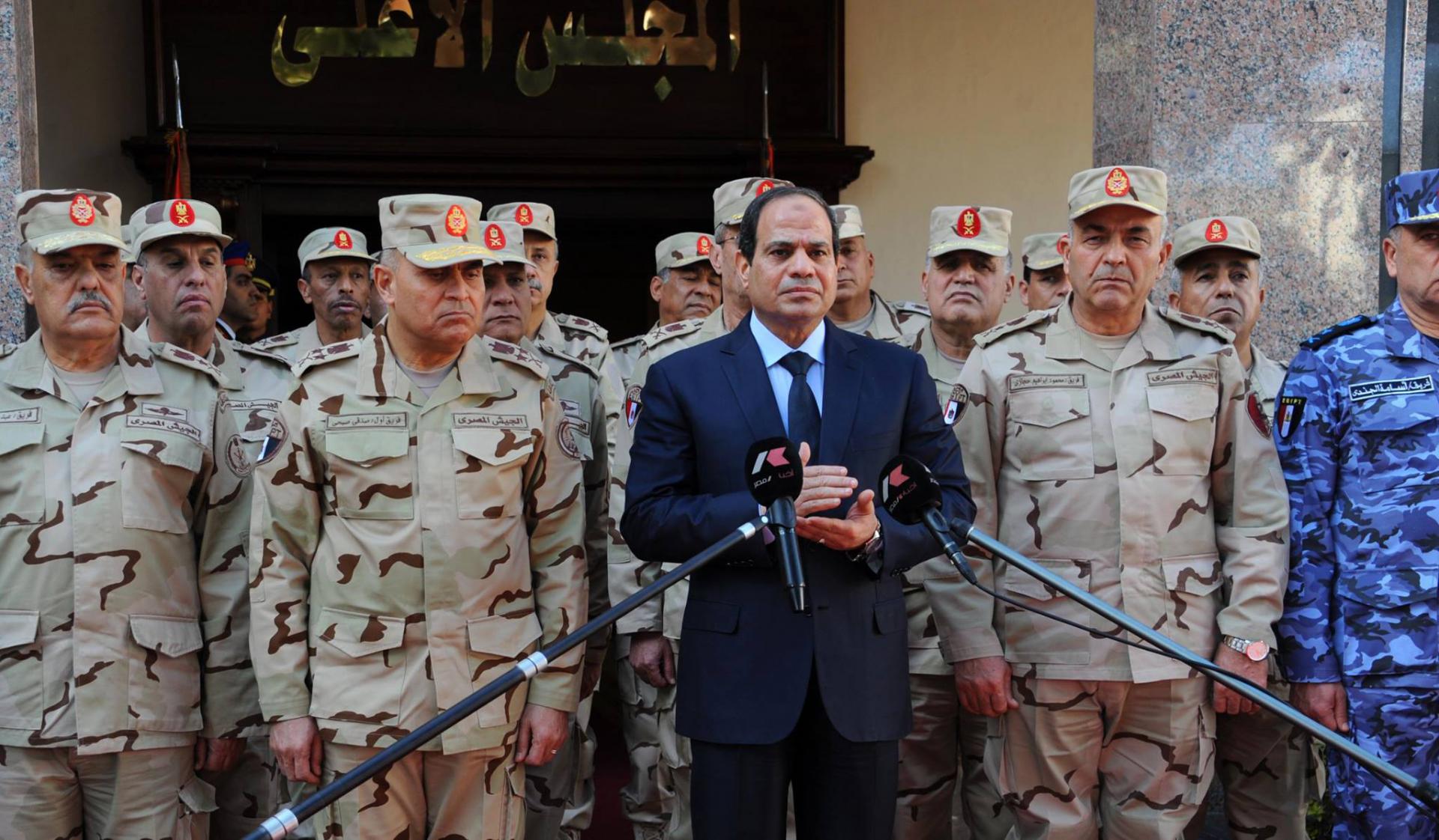 الرئيس المصري عبدالفتاح السيسي مع كبار قادة الجيش