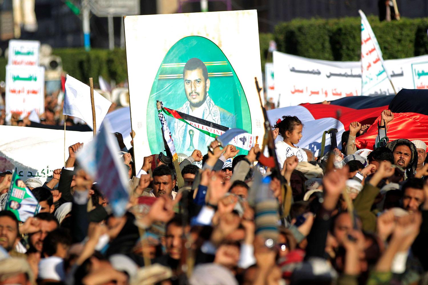 حوثيون يرفعون صورة زعيمهم في تظاهرة