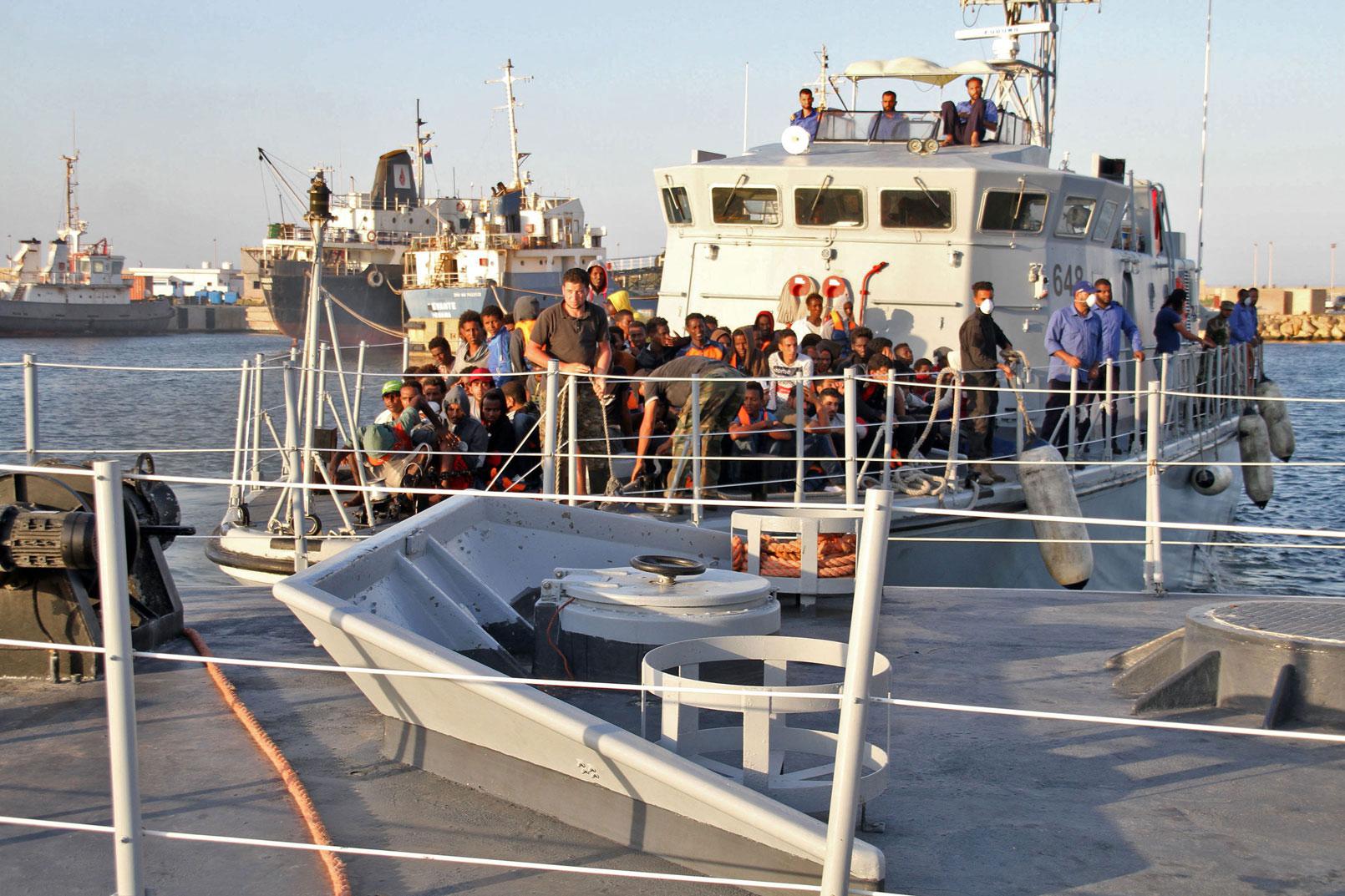 سفينة تقل مهاجرين في احدى الموانئ الليبية