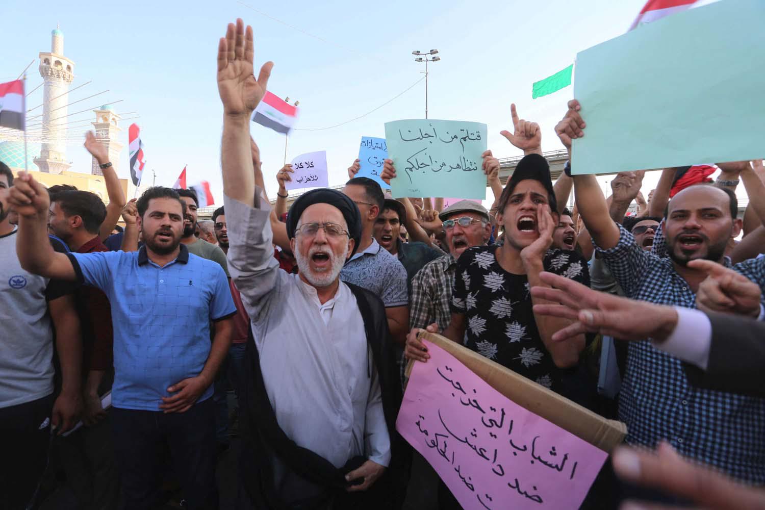 عراقيون يتظاهرون ضد الفساد في النجف