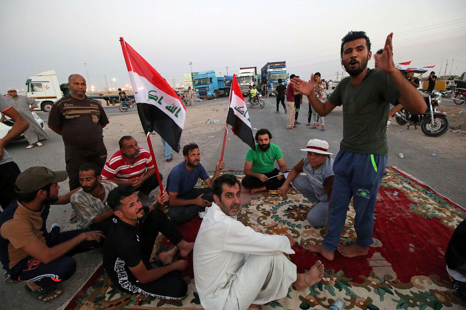 عراقيون يقطعون طرقا في البصرة احتجاجا على انعدام الخدمات والفساد