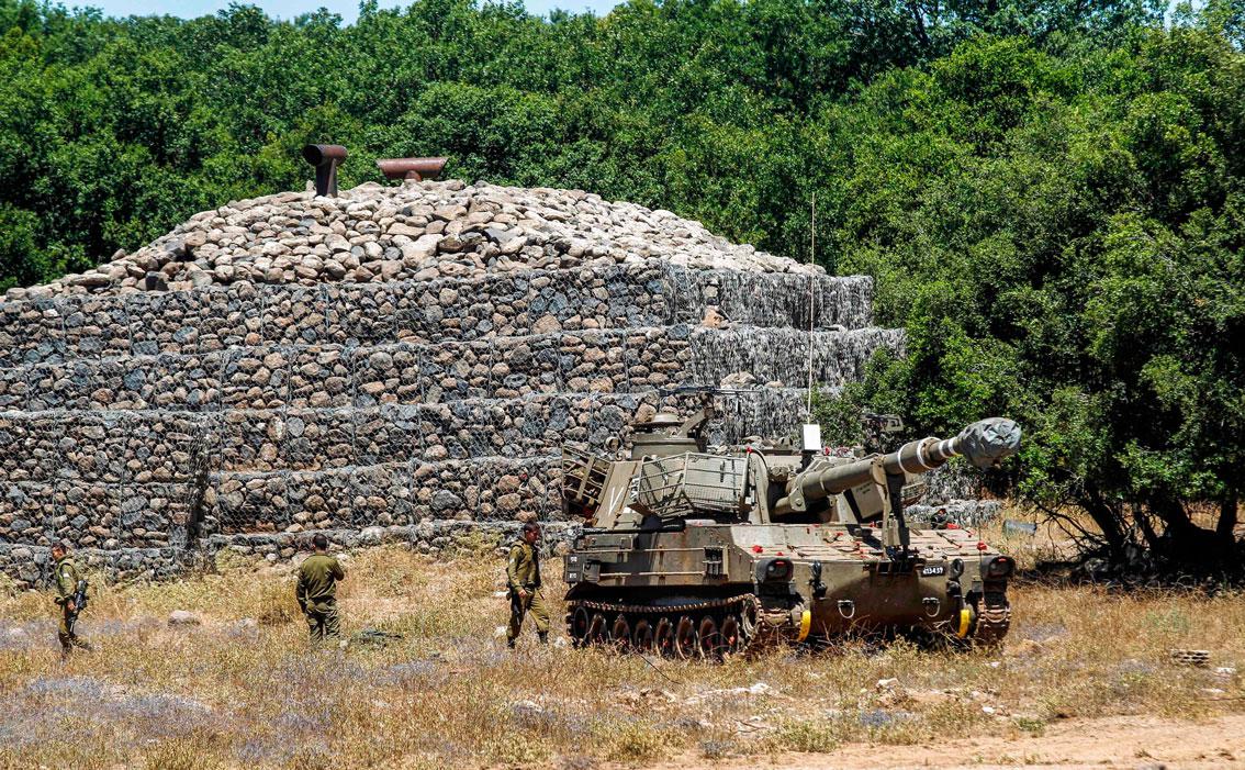 دبابة وجنود اسرائيليون في الجولان المحتل