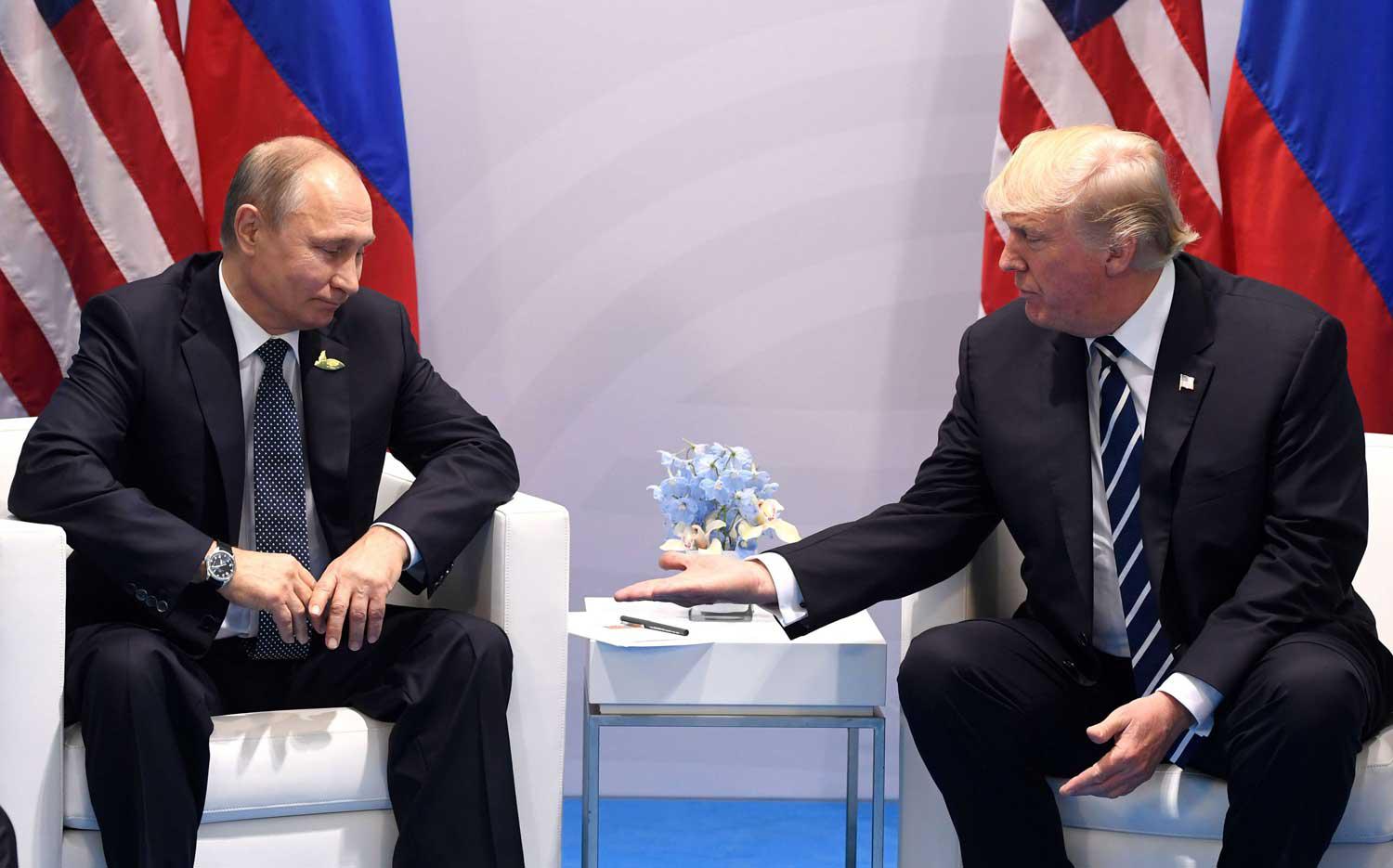 الرئيس الأميركي دونالد ترامب مع نظيره الروسي فلاديمير بوتين في لقاء هلسنكي 