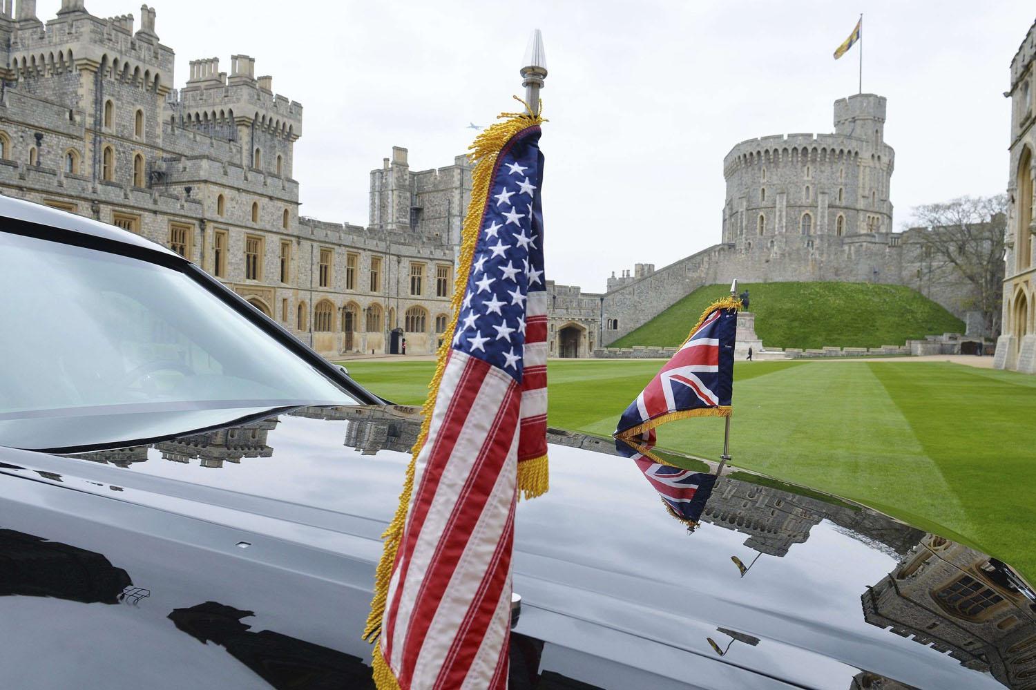 سيارة تحمل العلمين الأميركي والبريطاني تقف أمام قصر ويندسور غرب لندن