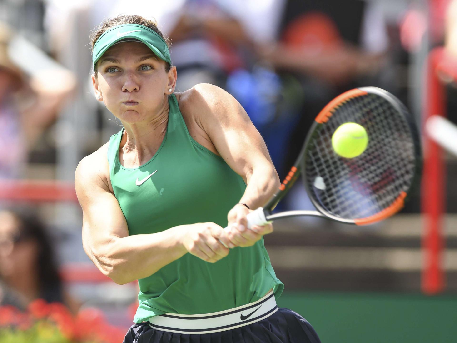 الرومانية سيمونا هاليب ترد الكرة في اللقاء مع الروسية أناستازيا بافليوتشينكوفا 