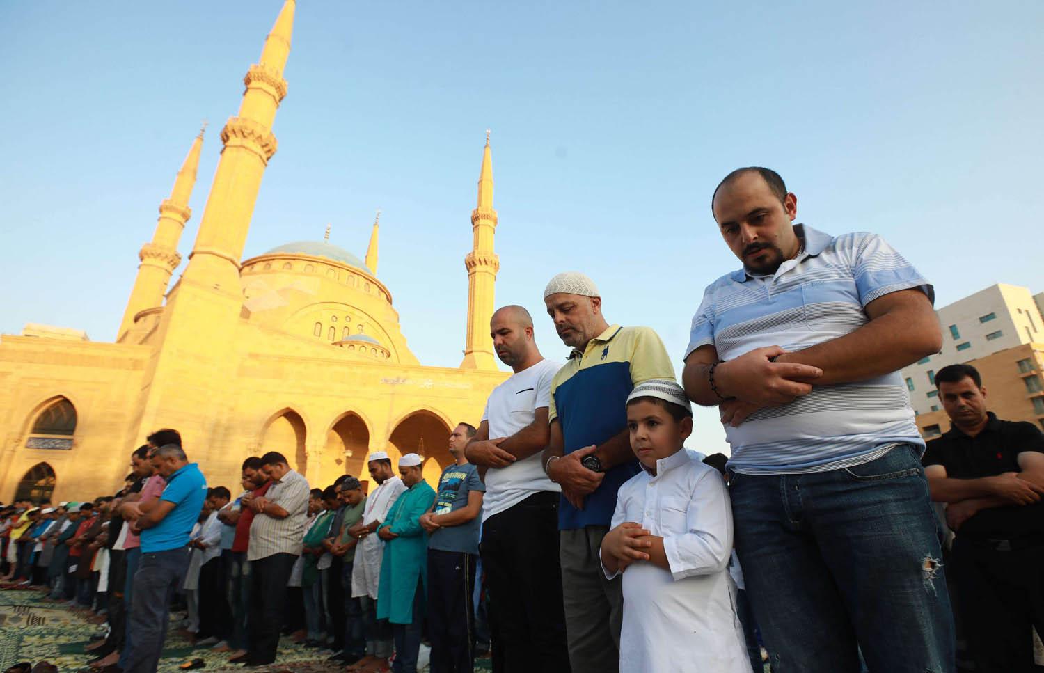 مصلون أمام جامع محمد الأمين ببيروت في أول أيام العيد