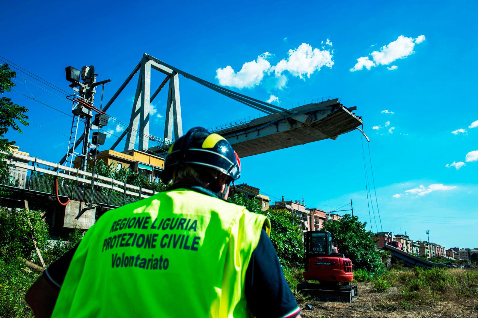 الحكومة الايطالية تتهم الشركة المشغلة لجسر جنوى بالاهمال