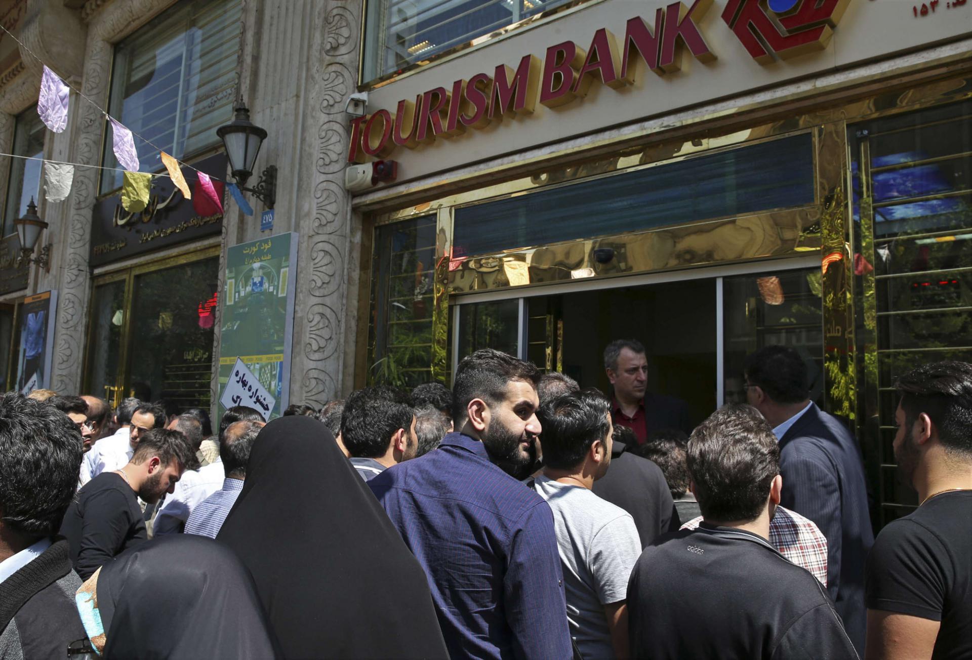 فرق بأكثر من الضعفين بين السعر الرسمي والسوق السوداء