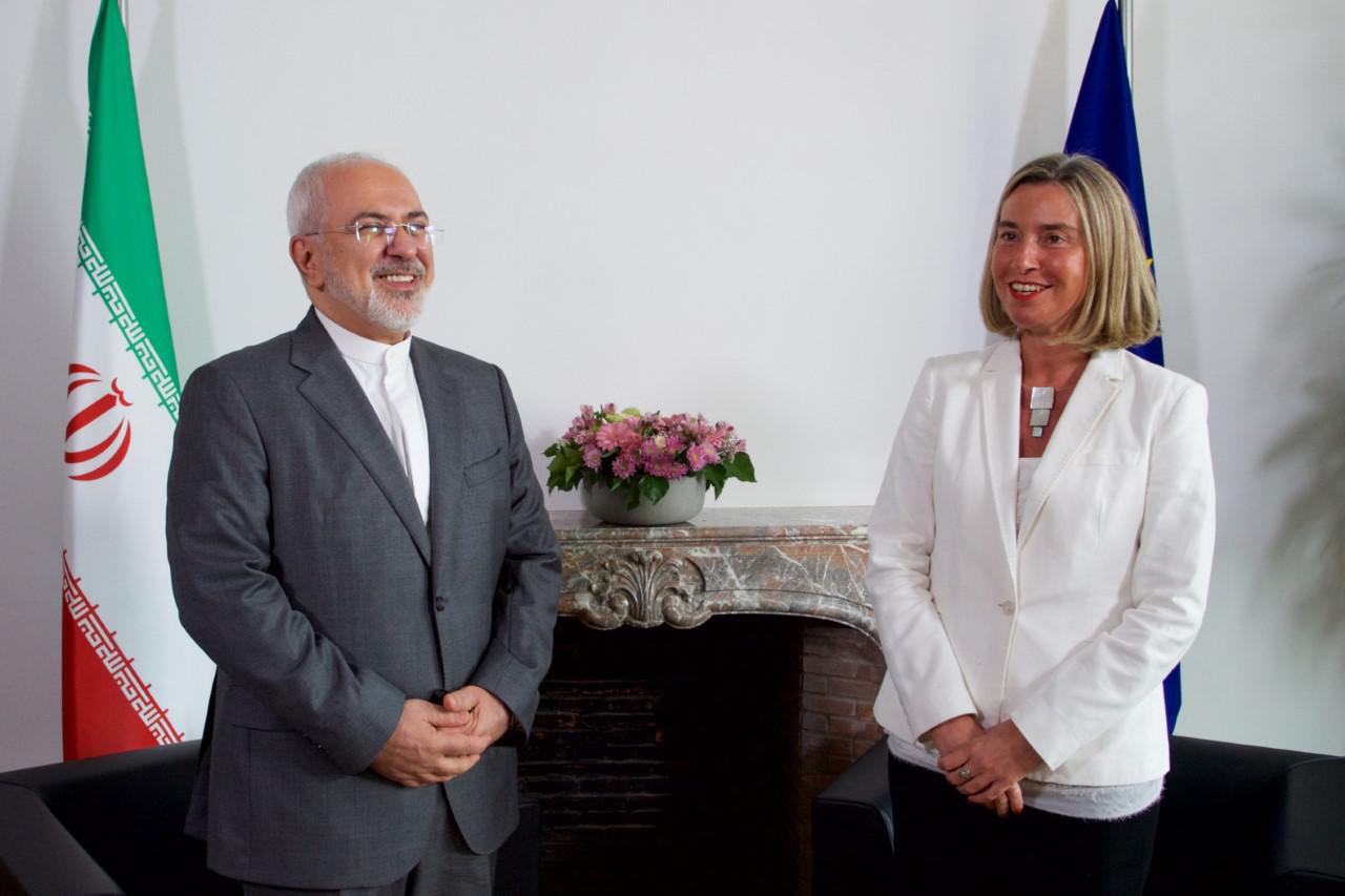 وزير الخارجية الإيراني محمد جواد ظريف مع نظيرته الأوروبية فيديريكا موغريني