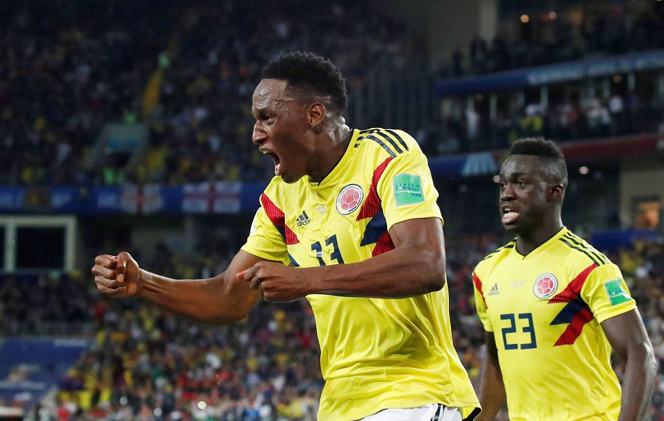 المدافع الكولومبي ييري مينا يحتفل بهز الشباك في مونديال روسيا