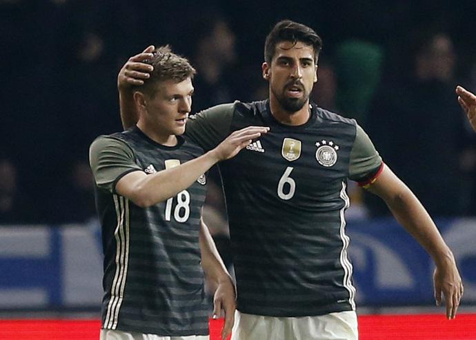 طوني كروس وسامي خضيرة  يحتفلان بالتسجيل في شباك المنتخب الانكليزي في 2016