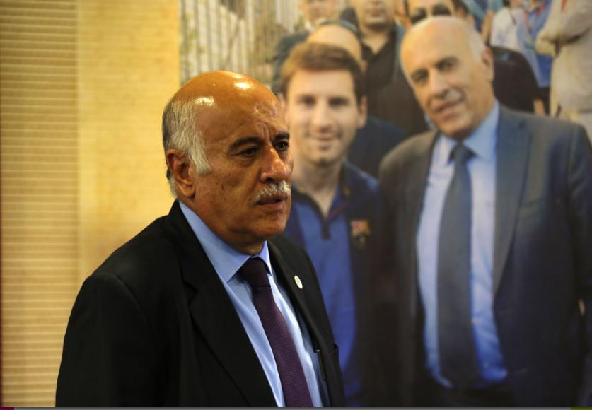  جبريل الرجوب وفي خلفيته صورة مشتركة مع ميسي